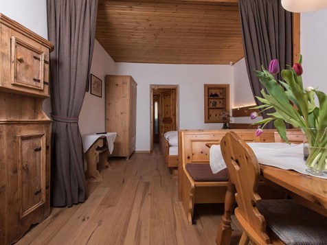 Juniorsuite con vista sulle Dolomiti e un balcone image 1