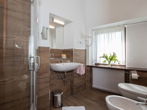 Juniorsuite con vista sulle Dolomiti e un balcone image 6